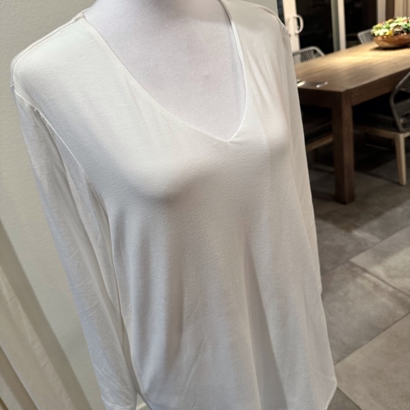 CHICO’S WHITE V-NECK LONG SLEEVE TOP - Picture 3 of 5